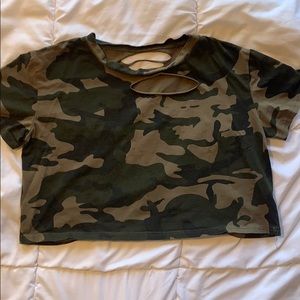 CAMO DISTRESSED CROP TOP
